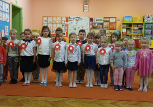 Dzieci ustawione w dwóch szeregach do śpiewania Hymnu Polski